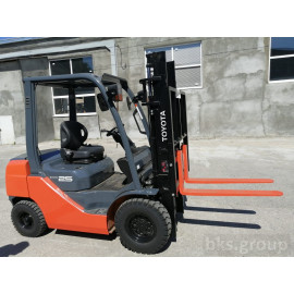 Дизельный вилочный погрузчик Toyota  2.5т