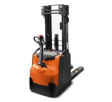 Электрический штабелер Toyota SWE160 (Исполнение для рыбной промышленности)